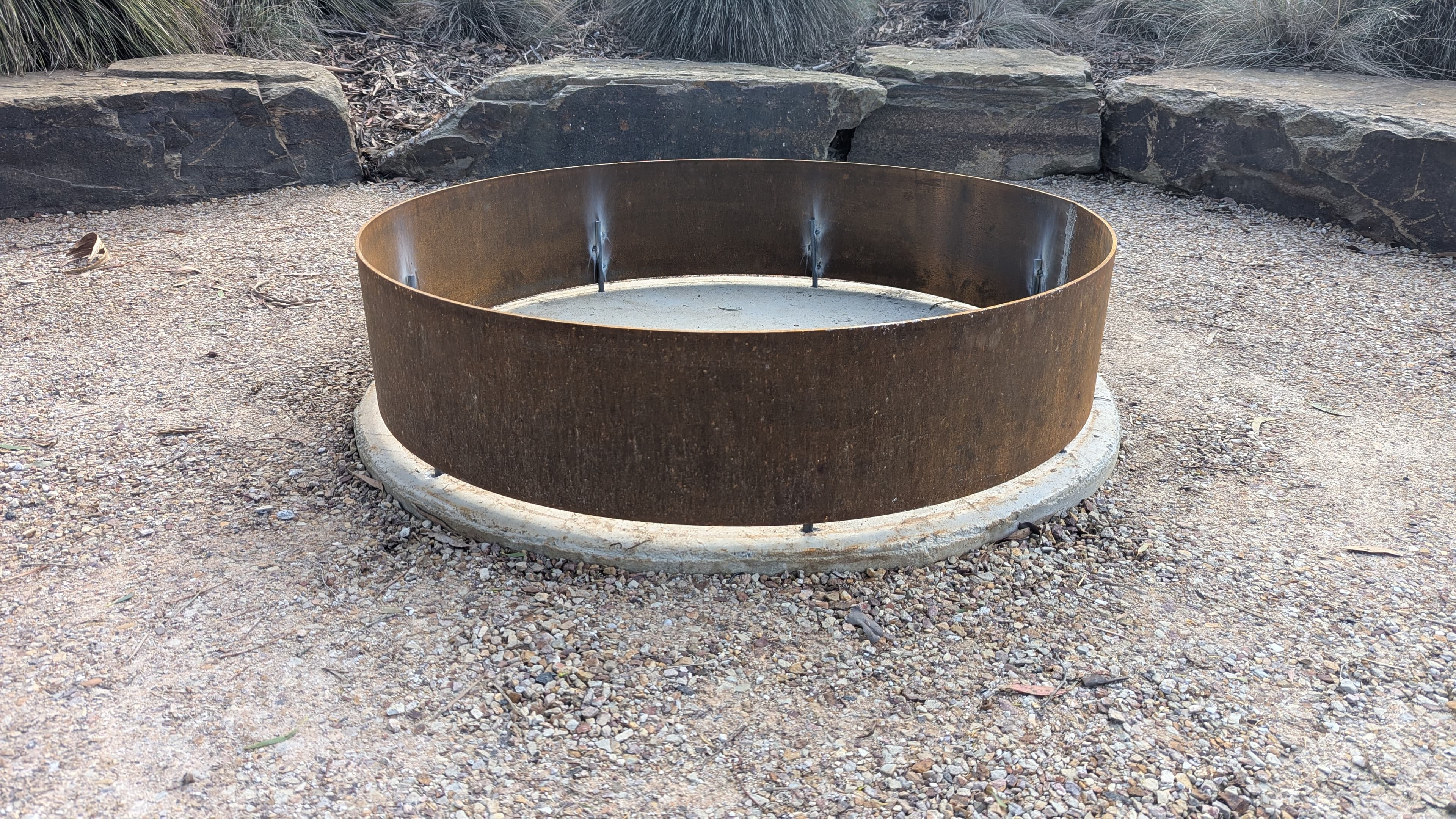 Round fire pit